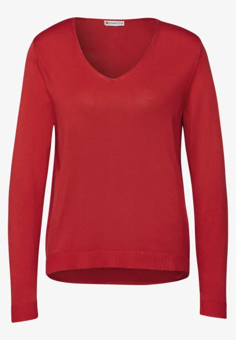 Roter Pullover mit V-Ausschnitt und langen Ärmeln.
